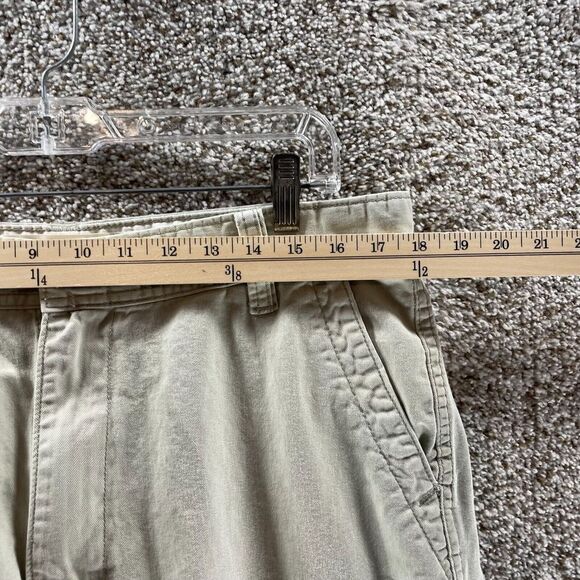 Vintage Levis Shorts Adult 34 Tan Cargo Pockets 2004 Cotton Casual Y2K Logo Mens - Picture 2 of 12
